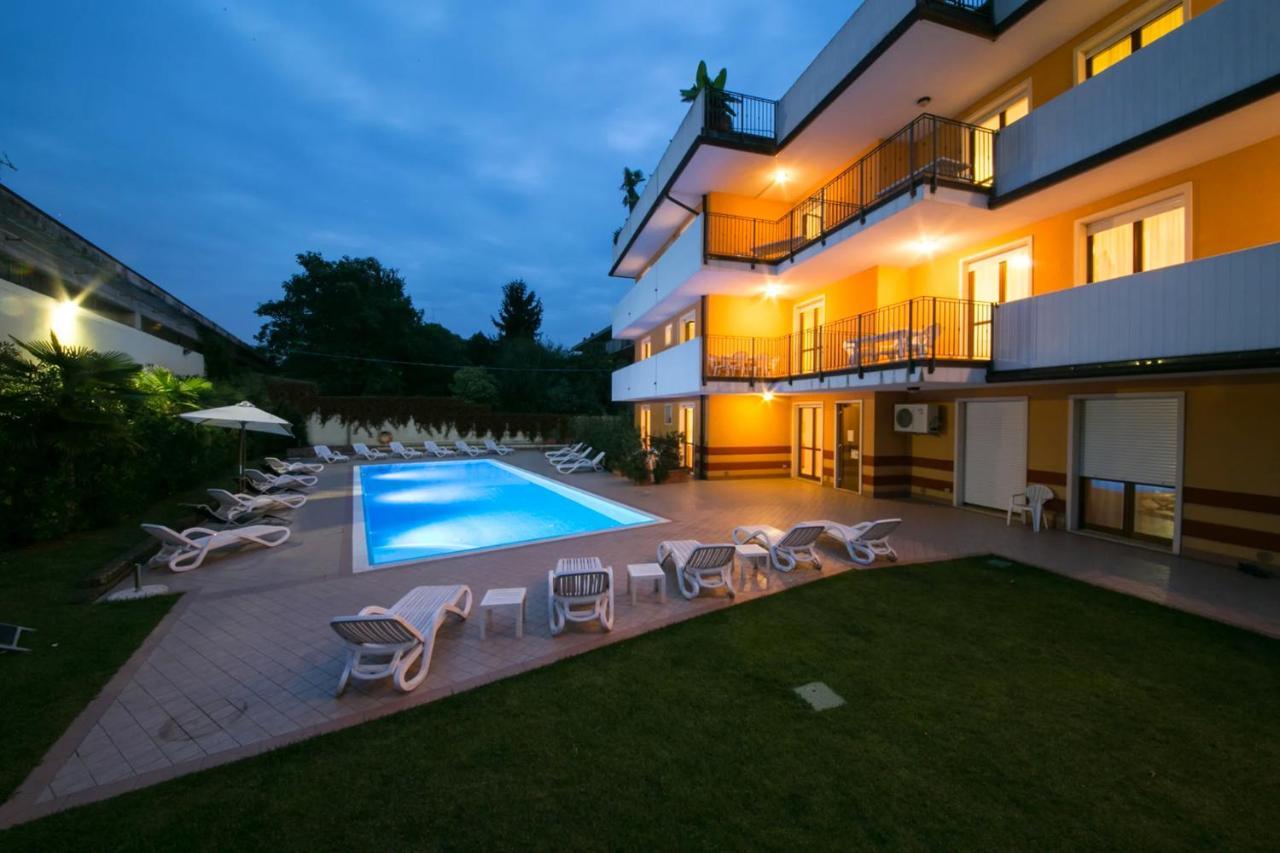 Ferretti Residence Garda Palace เปสเคียรา เดล การ์ดา ภายนอก รูปภาพ