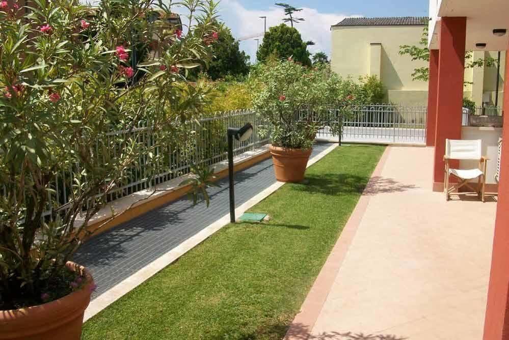 Ferretti Residence Garda Palace เปสเคียรา เดล การ์ดา ภายนอก รูปภาพ