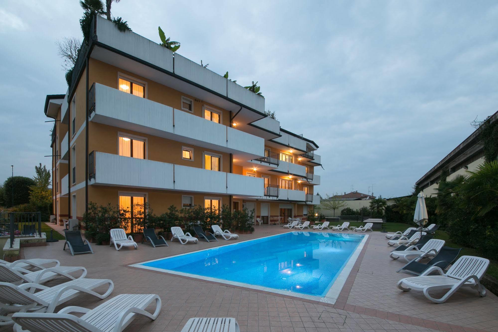 Ferretti Residence Garda Palace เปสเคียรา เดล การ์ดา ภายนอก รูปภาพ